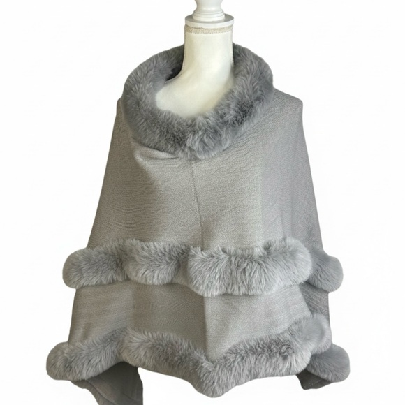 NWT Le Moda Faux Fur Trim Knit CapeletGray Elegant Poncho Cape One Size